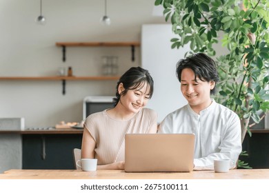 Các cặp đôi, nam và nữ đang xem video, chương trình truyền hình, phim hoạt hình và phim điện ảnh trên máy tính tại nhà