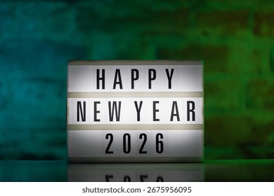 O cutie luminoasă cinematografică cu cuvintele „La mulți ani 2026” iluminate