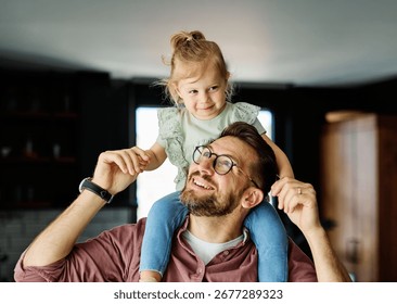 Portrait d'un père et de sa fille s'amusant à la maison, concepts de vie de famille, de parentalité, d'amour et de lien affectif