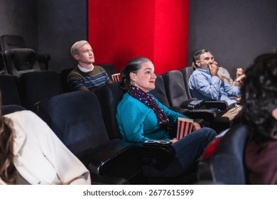 Uživajući u kino doživljaju, gledatelji se okupljaju u kinu, držeći kokice i noseći 3D naočale dok gledaju veliko platno.