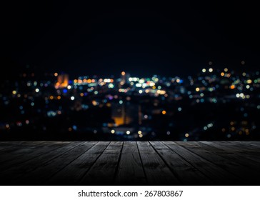 Pemandangan dari papan kayu di atas kota phuket di malam hari