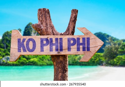 Cartel de madera Ko Phi Phi con fondo de playa