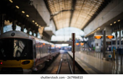 La estación de tren de Paddington con un tren a punto de partir mientras el próximo tren espera para entrar.