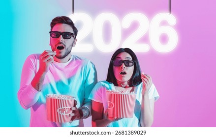 Un homme et une femme dégustent du pop-corn sous des néons lors d'une soirée cinéma amusante en 2026.