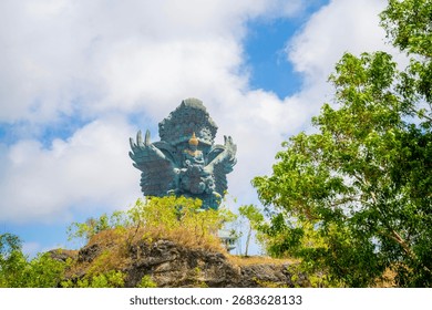 A estátua de Garuda Wisnu Kencana, em Bali, ergue-se imponente na paisagem. Este gigantesco monumento cultural representa a mitologia hindu e o poder divino. A escultura colossal atrai visitantes do mundo todo.