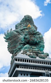 A estátua de Garuda Wisnu Kencana, em Bali, ergue-se imponente na paisagem. Este gigantesco monumento cultural representa a mitologia hindu e o poder divino. A escultura colossal atrai visitantes do mundo todo.