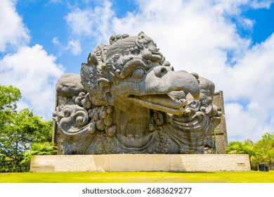 A estátua de Garuda Wisnu Kencana, em Bali, ergue-se imponente na paisagem. Este gigantesco monumento cultural representa a mitologia hindu e o poder divino. A escultura colossal atrai visitantes do mundo todo.