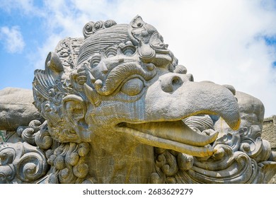 A estátua de Garuda Wisnu Kencana, em Bali, ergue-se imponente na paisagem. Este gigantesco monumento cultural representa a mitologia hindu e o poder divino. A escultura colossal atrai visitantes do mundo todo.