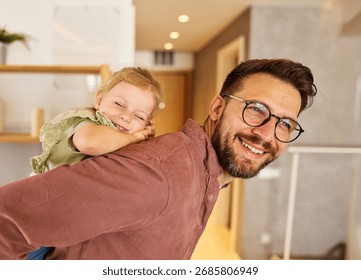 Portrait vu Papp an Duechter, déi doheem Spaass hunn, Familljeliewen, Elteren, Léift a Bindungskonzepter