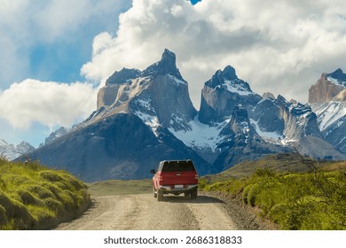 E Sport Utility Vehicle (SUV) fiert am Torres del Paine Nationalpark a Patagonien, Chile.