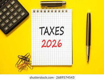 Symbol Nového roku 2026. Koncept slova Daně 2026 na krásné bílé notě. Krásné žluté pozadí. Černé pero. Krásná černá kalkulačka. Obchod a daně 2026 Nový rok koncept. Kopírovat prostor.