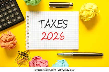 Symbol Nového roku 2026. Koncept slova Daně 2026 na krásném bílém listu. Krásné žluté papírové pozadí. Krásné černé pero, kalkulačka. Obchod a daně 2026 Nový rok koncept. Kopírovat prostor.