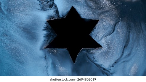 Derdhje boje. Yll me shkëlqim. Grimca të çfokusuar me ngjyrë blu vjollcë, flluska uji, pigment i zi i errët në sfond arti bokeh akrilik abstrakt.
