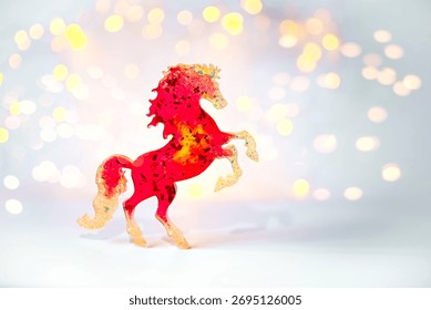 Un cheval miniature rouge vif sur fond clair avec effet bokeh. Symbole 2026