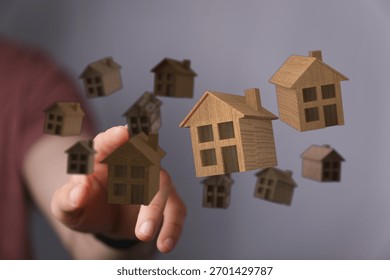 Rumah-rumah kayu yang mengapung di dekat tangan, konsep real estat.