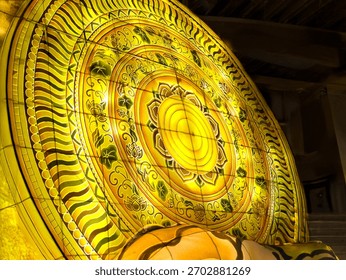 Mandala lumineux ou Dharma Chakra, motif abstrait de lumière jaune et fond spirituel