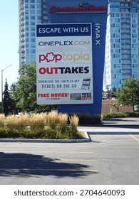 Gloucester, ON, Canada - 26 juin 2026 : Un grand panneau bleu sur pylône faisant la publicité du « complexe de divertissement Scotiabank Theatre Cineplex » au 2385 City Park Dr.