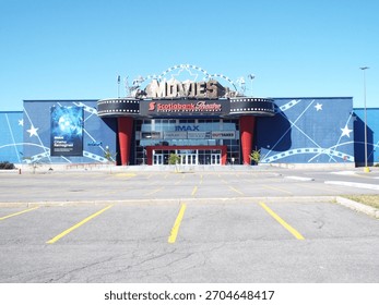 Gloucester, ON, Canada - 26 juin 2026 : L'extérieur d'un grand cinéma appelé « Scotiabank Theatre Cineplex Entertainment » au 2385 City Park Dr.