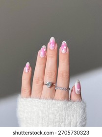 Gros plan sur la main d'une femme aux ongles rose pastel ornés de jolis cœurs. Manucure cœur, Ongles rose pastel, Manucure mignonne