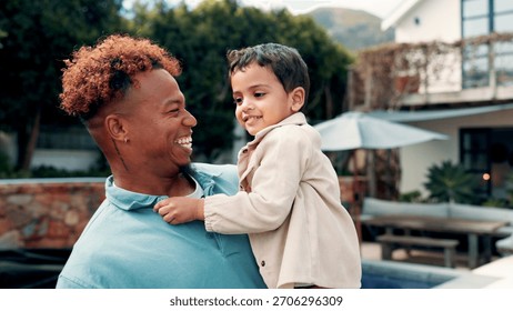 Un père heureux, son enfant et une étreinte : l'adoption symbolise le lien affectif, la stabilité et la sécurité de l'enfant au sein du foyer. Un père, son enfant placé en famille d'accueil, ou un sourire avec son fils adoptif, la famille et une étreinte représentent l'amour, l'engagement et la parentalité à la maison.
