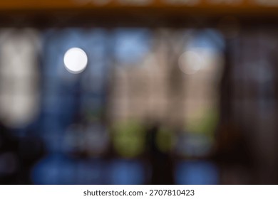 Fundo escuro e desfocado de escritório, design de estúdio noturno, fundo de interiores com bokeh circular e janelas coloridas de vidro.