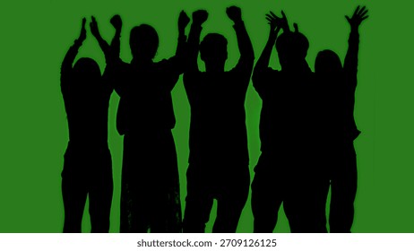 Des silhouettes noires de personnes célèbrent joyeusement leur victoire sur un fond vert incrusté. Contraste minimaliste et composition visuelle moderne, maquette.