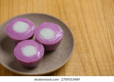Kue lumpang, kue ijo, kue ko sui, kue lumpang ubi ungu. Kuih kukus tradisional Indonesia diperbuat daripada tepung beras, ubi kayu dan ubi keledek, santan.