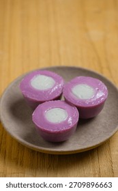 Kue lumpang, kue ijo, kue ko sui, kue lumpang ubi ungu. Kuih kukus tradisional Indonesia diperbuat daripada tepung beras, ubi kayu dan ubi keledek, santan.