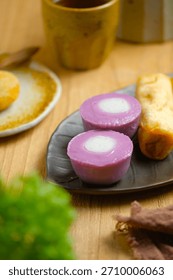 Kue lumpang, kue ijo, kue ko sui, kue lumpang ubi ungu. Kuih kukus tradisional Indonesia diperbuat daripada tepung beras, ubi kayu dan ubi keledek, santan.
