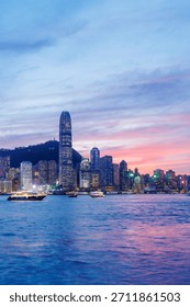 ภาพทิวทัศน์เมืองฮ่องกงยามพระอาทิตย์ตกดิน ท้องฟ้าเรืองรองและตึกระฟ้า ภาพพาโนรามาของเมือง