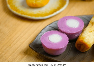 Kue lumpang, kue ijo, kue ko sui, kue lumpang ubi ungu. Kuih kukus tradisional Indonesia diperbuat daripada tepung beras, ubi kayu dan ubi keledek, santan.