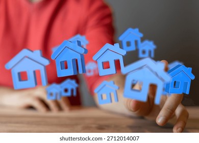 Tangan-tangan meraih rumah terapung, investasi properti, dan konsep rumah impian.