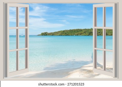 Zomer, reizen, vakantie en vakantie concept - het open raam, met uitzicht op zee in Phuket, Thailand.