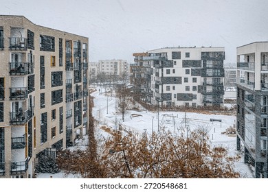 Sneeuw in de stad. Moderne woonwijk in de winter.