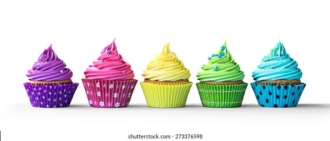 Fila de cupcakes coloridos aislado sobre un fondo blanco.