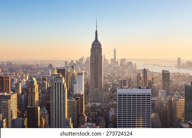 ニューヨーク市。照らされたエンパイアステートビルと日没時の高層ビルがあるマンハッタンのダウンタウンのスカイライン。