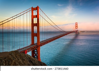 カリフォルニア州サンフランシスコのゴールデンゲート国立保養地、バッテリースペンサーからのゴールデンゲートブリッジと霧の夕日の眺め。