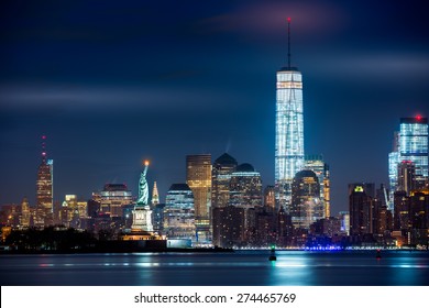 New York City og dets tre ikoniske vartegn: Frihedsgudinden, Freedom Tower og Empire State Building i et enkelt ægte billede.