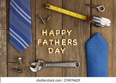 Feliz Día del Padre letras de madera sobre un fondo de madera rústica con marco de herramientas y lazos