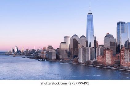 Panoramska panorama Manhattna v mraku. Pokrajina Manhattna v mraku. Panoramska mestna krajina Manhattna v mraku v New Yorku. Panoramska panorama New Yorka v mraku. Obala Manhattna.