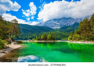 Tasik Eibsee berhampiran bandar Garmisch-Partenkirchen di Bavaria, Jerman