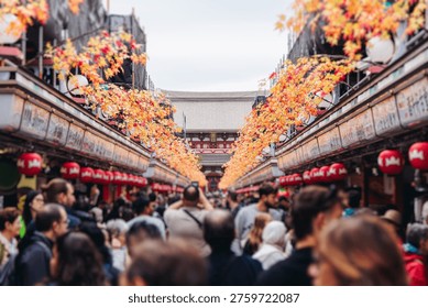 Chrám Senso-Ji v okrese Asakusa, mesto Taito, Tokio, Japonsko, Asakusa Kannon, budhistická svätyňa Kinryu-zan v jesenný deň s nákupnou ulicou Nakamise, bránou Kaminarimon a Hozomon