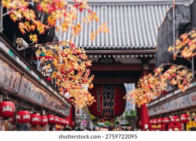 Chrám Senso-Ji v okrese Asakusa, mesto Taito, Tokio, Japonsko, Asakusa Kannon, budhistická svätyňa Kinryu-zan v jesenný deň s nákupnou ulicou Nakamise, bránou Kaminarimon a Hozomon