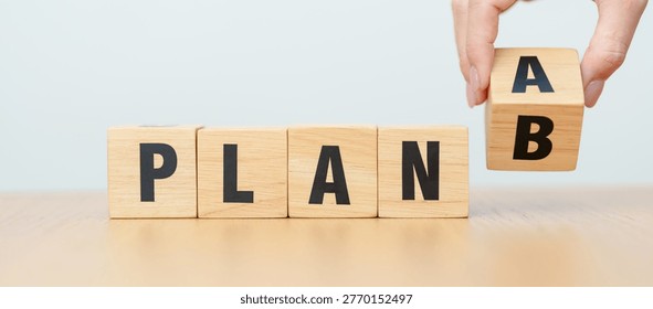 Troca manual de blocos de madeira do PLANO A para o PLANO B. Conceitos de estratégia, liderança, gestão, marketing, projeto e finanças.