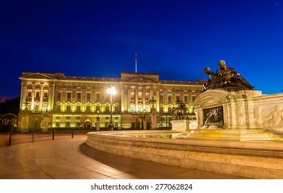 Cung điện Buckingham vào buổi tối - London, Anh