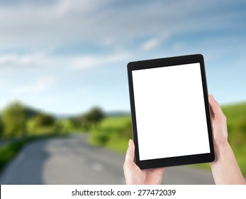 mujer usa tableta y carretera en el fondo