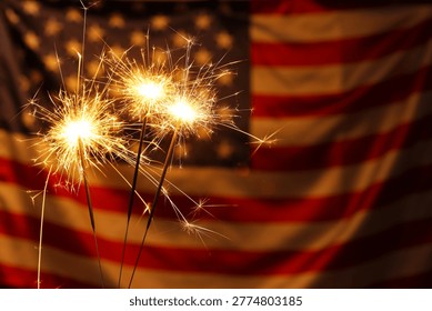 Zimne ognie na tle flagi USA, zbliżenie. Obchody Dnia Niepodległości.