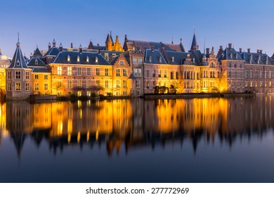 El palacio Binnenhof, sede del Parlamento en La Haya, Países Bajos, al anochecer