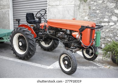 Vintage crveni traktor