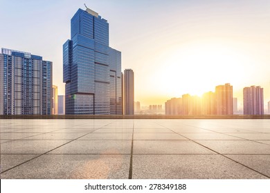 空の床と太陽光線のあるモダンな建物
